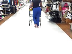 Она смотрит на меня как я преследовать ее осел задница