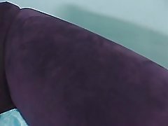 Грудастая красотка ударил по черный петух