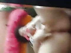 Azgin lisesli, пытаясь удовлетворить себя