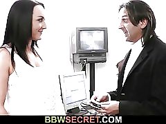 Жена листья и грудастая сука прыгает на его петух