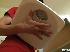 Сексуальная пополнела прибил на полу