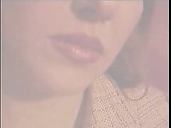 Лямки брюнетка хозяйка в сексуальная сука в кресло для Титти сосание