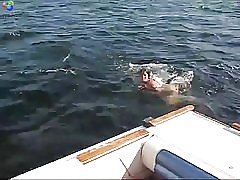 Пухлые цыпленок имеет удовольствие на лодке