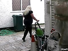 Встреча с пухлыми блондинка приводит к сексу