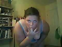 BBW пихает игрушку в ее толстые киски