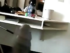 Эбони дает заглянуть и мастурбирует